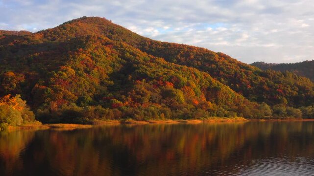 朝日当たる紅葉の秋元湖