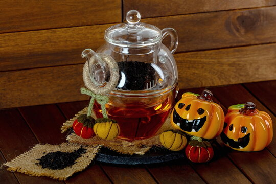 Teiera con t&egrave; nero e simboli di Halloween
