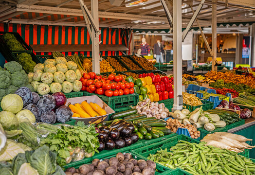 Bonn, Nordrhein-Westfalen, Deutschland - 21.08.2026: Ost- und Gem&uuml;sestand auf dem Bonner Markt