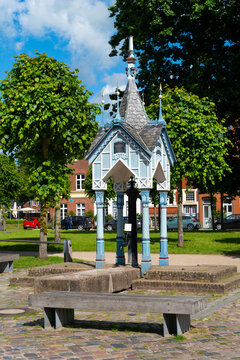 Marktbrunnen (market fountain) on the market sqaure of the idyllic old town of Friedrichstadt, Germany