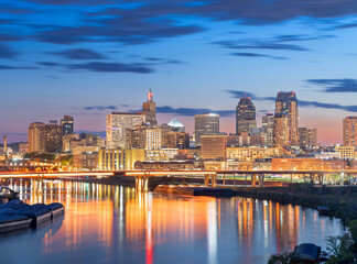 Fototapeta premium Saint Paul, Minnesota, USA downtown skyline on the Mississippi River at dusk 74
