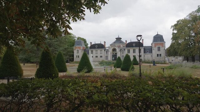 France, Jura, Lons-le-Saunier, bassin de la fontaine du parc thermal &Eacute;douard Gu&eacute;non et fa&ccedil;ade de l'&Eacute;tablissement thermal L&eacute;donia