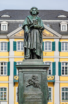 Bonn, Nordrhein-Westfalen, Deutschland, 21.08.2026 &ndash; Beethovendenkmal auf dem M&uuml;nsterplatz vor dem historischen Postgeb&auml;ude in Bonn