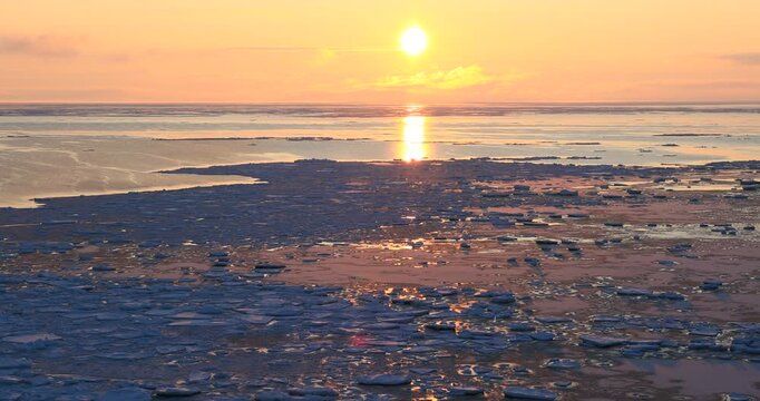 能取岬からオホーツク海の流氷と日の出