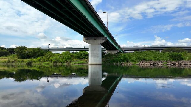 座架依橋 河川敷で撮影した架橋下の青空が反射する相模川
