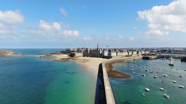 Il faro e le mura di Saint-Malo, Bretagna