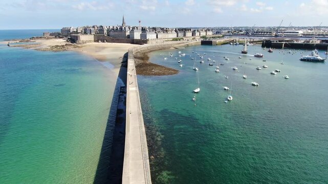 Il faro e le mura di Saint-Malo, Bretagna