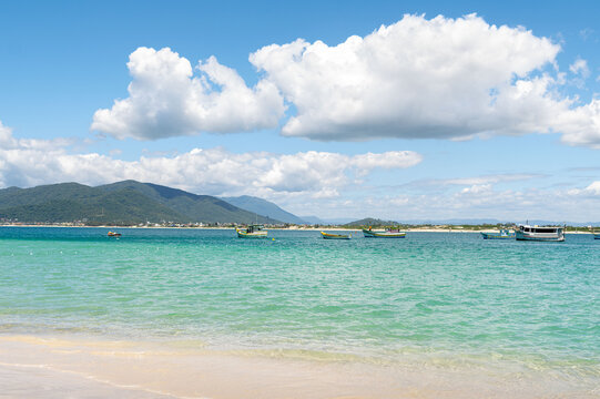 Tranquilidad del mar de isla do Campeche, estado de Santa Catarina, Brasil