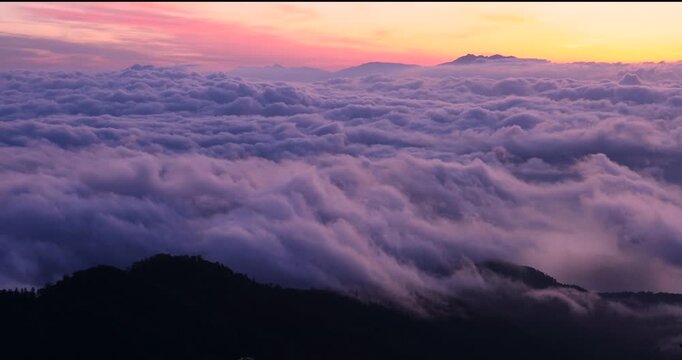 津別峠から朝焼けの屈斜路湖の雲海と斜里岳