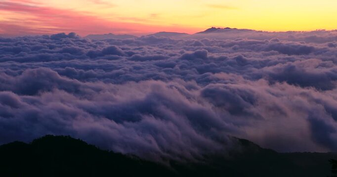 津別峠から朝焼けの屈斜路湖の雲海と斜里岳