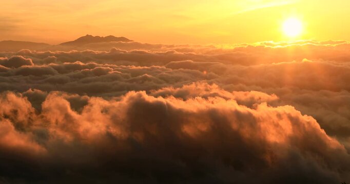 津別峠から朝の屈斜路湖の雲海と斜里岳