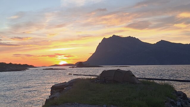 soleil de minuit en Norv&egrave;ge autour du cercle polaire