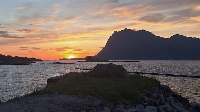 soleil de minuit en Norv&egrave;ge autour du cercle polaire