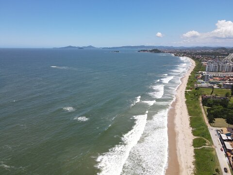 Costa da praia mar ilhas ao fundo