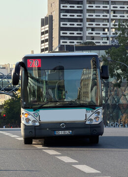 Autobus ligne 70 &agrave; Paris. Exploit&eacute;e par la RATP pour IDFM (Ile de France Mobilit&eacute;s). Bus Irisbus Cit&eacute;lis 12.