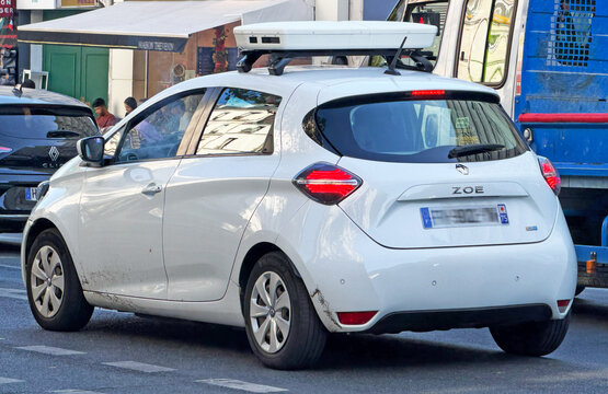 Voiture de contr&ocirc;le du stationnement &agrave; Paris. Equip&eacute;e de cam&eacute;ras cette Renault Zo&eacute; v&eacute;rifie le bon paiement du stationnement des v&eacute;hicules gar&eacute;s en voirie. 08/2026.