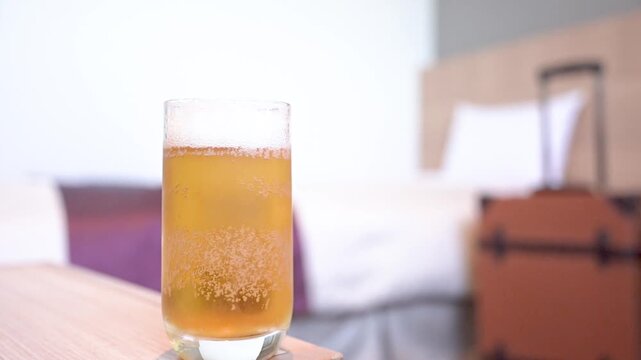 旅行先のホテルで飲むビール