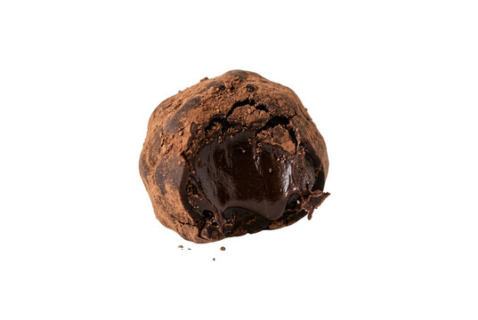 Una deliciosa trufa de chocolate artesanal con un centro fundido y cremoso, espolvoreada con cacao en polvo sobre un fondo blanco puro, ideal para publicidad de reposter&iacute;a fina.