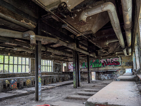 Verlassene Fabrik Graffiti Rohre Ruinen.