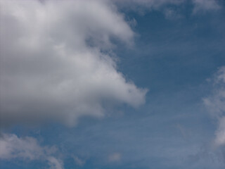 Obraz premium Clear blue sky with white cumulus clouds
