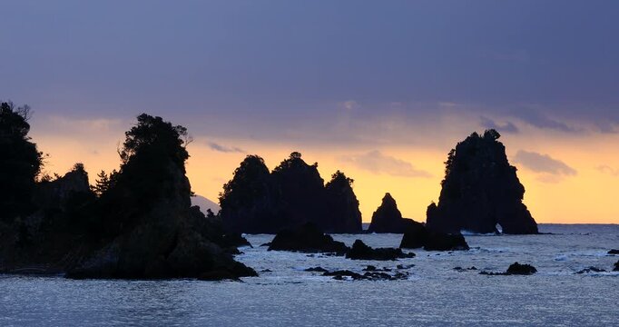 石廊崎海岸の朝の蓑掛岩
