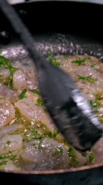 cocinando camarones en ensalda