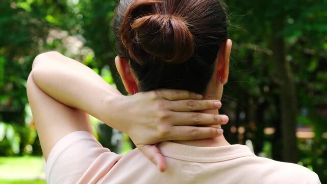 The woman had neck pain, shoulder pain, and Cervical Spondylosis sHe used her hands to massage the pain points of the muscles in her shoulders and neck. Medical concepts and treatments