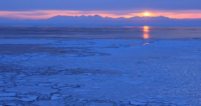 能取岬からオホーツク海の流氷と知床連峰の日の出