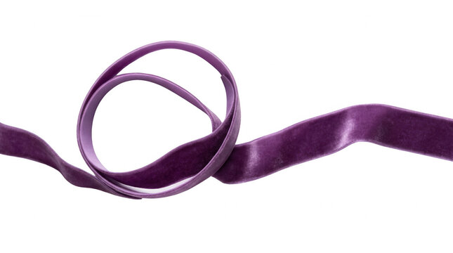 Ruban de velours violet &eacute;l&eacute;gant enroul&eacute; en boucle sur un fond blanc pur, id&eacute;al pour des d&eacute;corations de cadeaux, des projets d'artisanat ou des designs festifs cr&eacute;atifs.