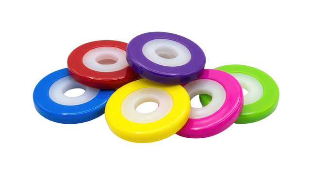 S&eacute;lection d'aimants ronds et color&eacute;s en plastique brillant, dispos&eacute;s en tas sur un fond blanc isol&eacute;, parfaits pour tableau blanc ou r&eacute;frig&eacute;rateur.