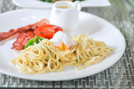 pasta or pasta carbonara or spaghetti or spaghetti carbonara with bacon and egg