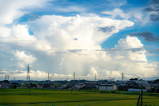 夏空の郊外