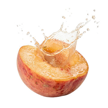 Une moiti&eacute; de p&ecirc;che juteuse et m&ucirc;re avec une &eacute;claboussure de jus dynamique isol&eacute;e sur un fond blanc pur pour une publicit&eacute; rafra&icirc;chissante sur les fruits frais.