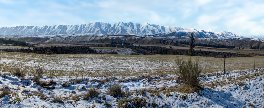 Mountain ridge covered in snow and snow on the ground in Central Otago