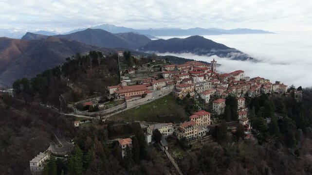 Il borgo del Sacro Monte di Varese in un mare di nebbia, patrimonio Unesco
