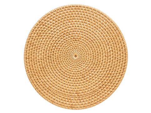 Ein runder, handgeflochtener Platzset aus nat&uuml;rlichem Rattan mit einem detaillierten, spiralf&ouml;rmigen Webmuster, isoliert auf einem rein wei&szlig;en Hintergrund f&uuml;r eine elegante Tischdekoration.