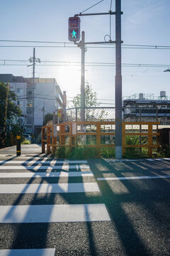 踏切手前の横断歩道の風景