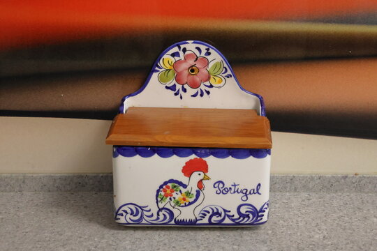 Ceramic figurine of a rooster in the form of a box