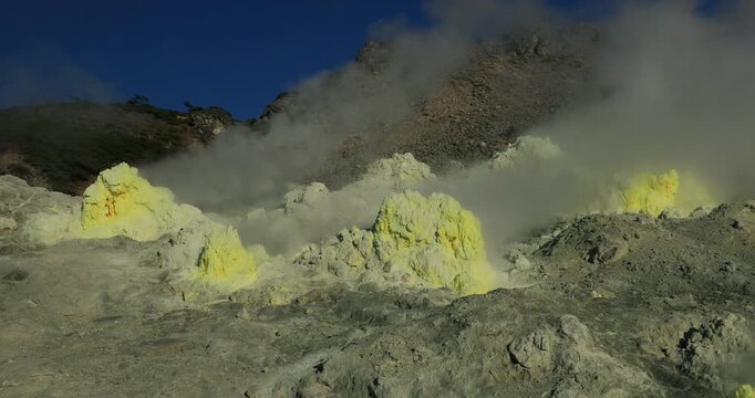 硫黄山の硫黄の噴気孔