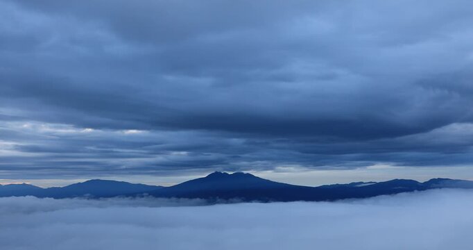 朝の小清水高原から雲海と斜里岳
