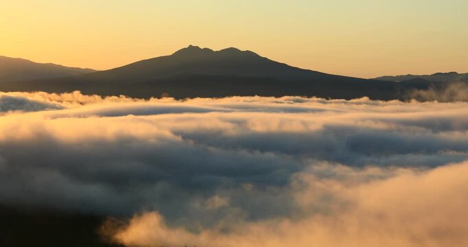 小清水高原から朝焼けの雲海と斜里岳