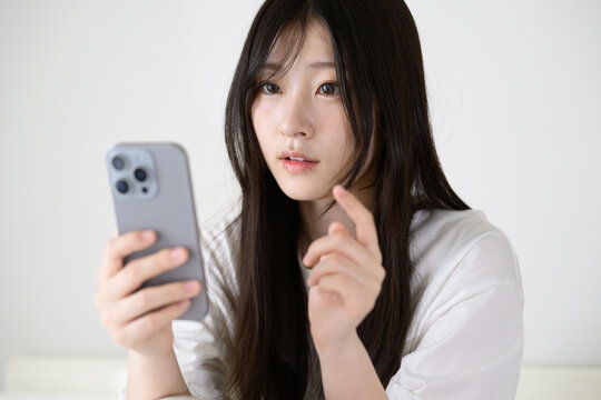 スマートフォンを見る女性