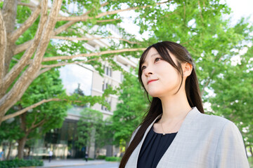 Fototapeta premium 新緑を見上げる日本人女性