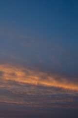 Obraz premium Golden Sunset Clouds in Blue Sky