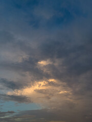 Obraz premium Dramatic Sunset Clouds with Golden Light