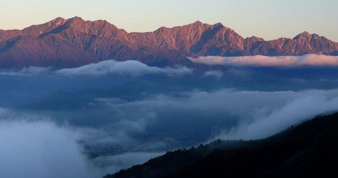 鷹狩山から雲海と朝焼けの北アルプス