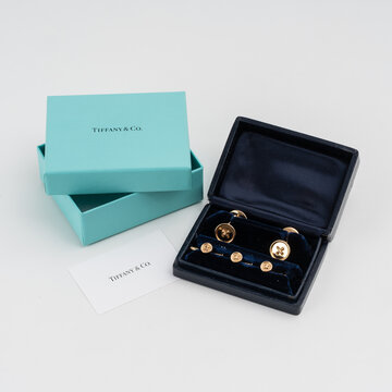 Tiffany and Co. 14kt yellow gold cufflink set consisting of one sleeve cufflink and three shirt cufflinks, complete with certificate and original box. Milan, Italy, March 17, 2026