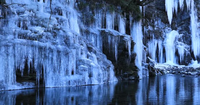 三十槌の氷柱