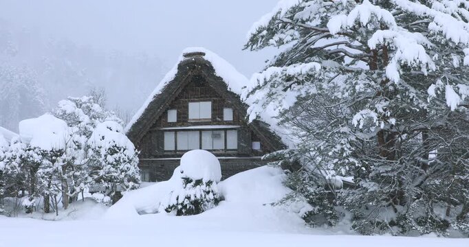 雪降る白川郷の合掌造りの家