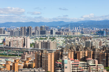 Fototapeta premium Highway interchange and Taipei city skyline